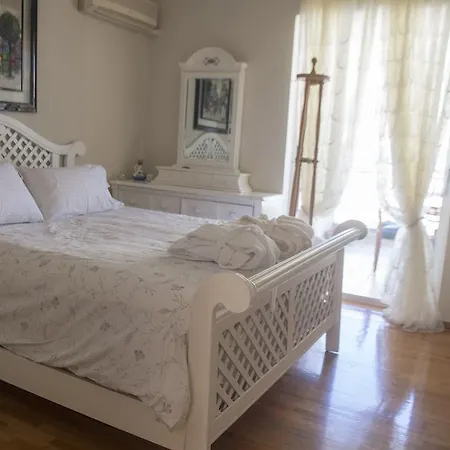 Athens Deluxe Near Acropolis 3*